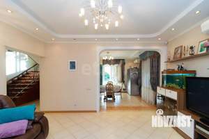 Дом 220м², 2-этажный, участок 10 сот.