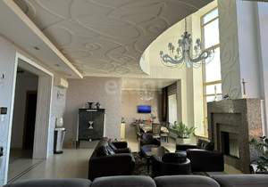 Дом 1056м&sup2;, 3-этажный, на длительный срок, 