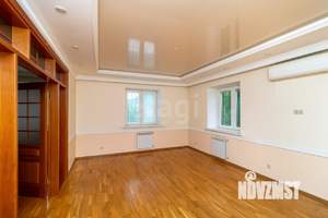 Дом 242м², 3-этажный, участок 15 сот.  