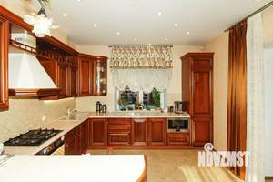 Дом 350м², 3-этажный, участок 11 сот.  