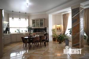 Коттедж 350м&sup2;, 3-этажный, участок 11 сот.  