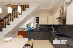 Дом 180м&sup2;, 2-этажный, участок 9 сот.  