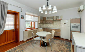 Дом 306м&sup2;, 2-этажный, участок 6 сот.  