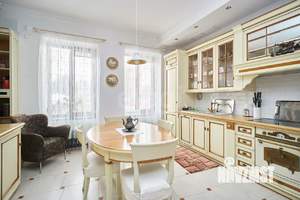 Дом 584м², 3-этажный, участок 10 сот.  