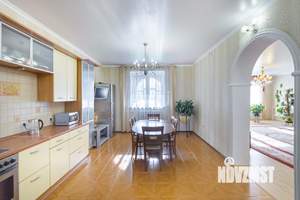 Дом 440м², 2-этажный, участок 10 сот.  