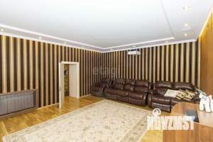 Дом 370м&sup2;, 3-этажный, участок 15 сот.  