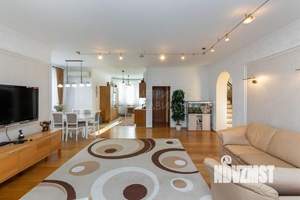 Коттедж 319м², 3-этажный, участок 15 сот.  