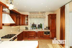 Дом 350м², 3-этажный, участок 11 сот.  
