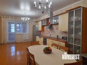 Коттедж 220м², 2-этажный, участок 10 сот.  