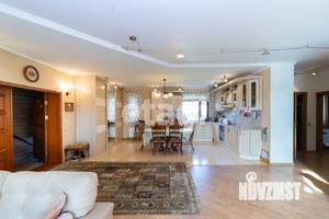 Дом 390м&sup2;, 3-этажный, участок 10 сот.  