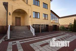 Дом 700м&sup2;, 3-этажный, участок 16 сот.  