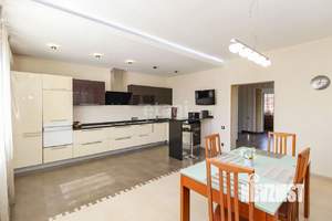 Дом 420м&sup2;, 4-этажный, участок 15 сот.  