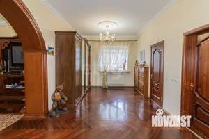 Дом 347м&sup2;, 2-этажный, участок 11 сот.  