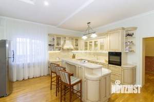 Дом 370м&sup2;, 3-этажный, участок 15 сот.  