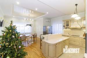 Дом 370м&sup2;, 3-этажный, участок 15 сот.  