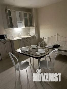 Студия квартира, посуточно, 36м2, 1/20 этаж